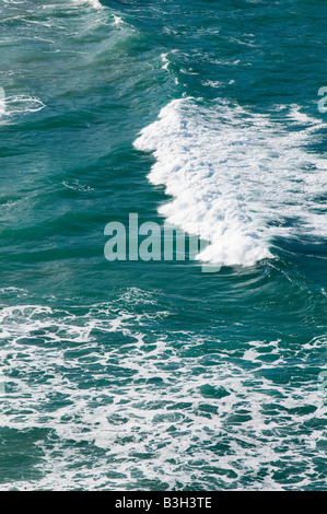 Wellen in der Nähe von Port Quin auf die Cornish Küste UK Stockfoto