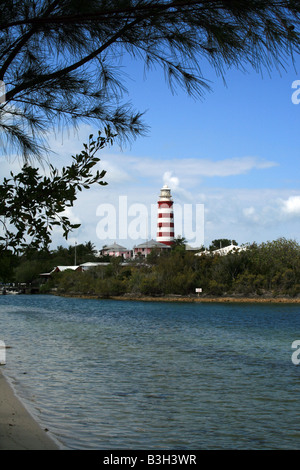 Malerische Aussicht auf den Leuchtturm von Hope Town, Hope Town Hafen, Elbow Cay, Abaco, Bahamas. Stockfoto