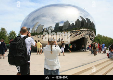 Paar das Fotografieren der Skulptur Cloud Gate (die "Bohne") in Chicago. Stockfoto