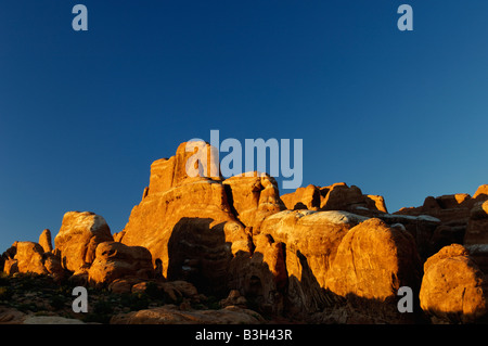 Alpenglühen am Felsformationen aus Sandstein in der Nähe von den feurigen Ofen in Arches National Park in Utah Stockfoto