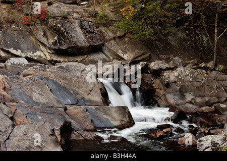 Kleiner Wasserfall in der Nähe von Oconaluftee Visitor Center in den Great Smoky Mountains National Park North Carolina Stockfoto