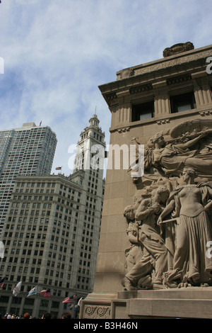 Kunstvollen Schnitzereien entlang der Michigan Avenue Bridge in der Innenstadt von Chicago. Wrigley Gebäude im Hintergrund. Stockfoto