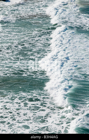 Wellen in der Nähe von Port Quin auf die Cornish Küste UK Stockfoto