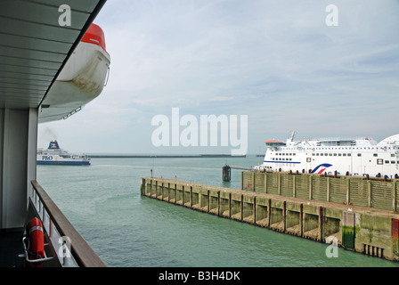 Fähren im Hafen von Dover Stockfoto