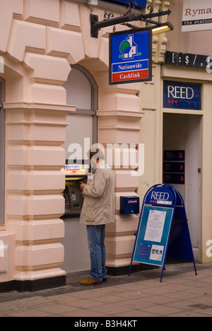 Mann Cashpoint Automaten an bundesweit in Großbritannien Stockfoto