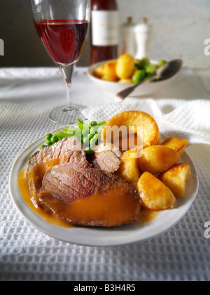 Traditionelle britische Braten Abendessen mit Roastbeef, Bratkartoffeln, Yorkshire Pudding.  21 Tage hing Stockfoto