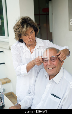 ÄLTERE PAARE HABEN SPAß AT HOME Stockfoto