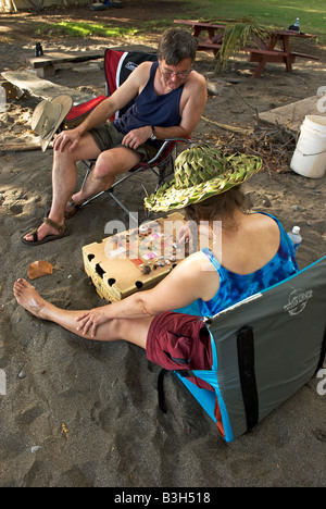 paar beim Schachspiel mit Meer Muscheln Stockfoto