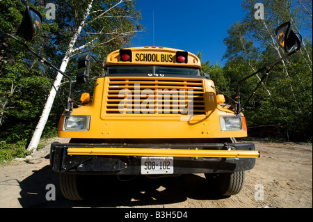 Eine große gelbe Schulbus Front aus einer niedrigen Perspektive. Stockfoto