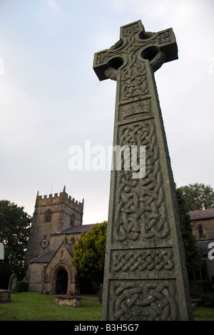 Keltischer Grabstein, Str. Marys Kirche und Friedhof, Ingleton Dorf, Yorkshire Dales, UK Stockfoto