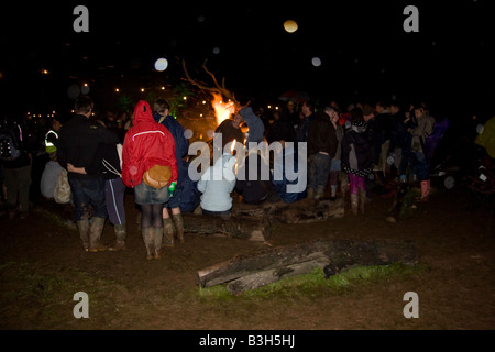 Menschenmengen sammeln am großen Lagerfeuer auf der Greenman Festival 2008 Glanusk Park Brecon Beacons Wales U K Stockfoto