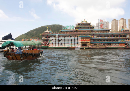 Schwimmendes Restaurant Tai Pak und Sampans in Aberdeen Fischerdorf in Hong Kong Stockfoto