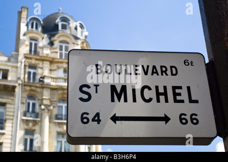 Straßenschild Boulevard St Michel Straße unterzeichnen in Paris, Frankreich Stockfoto