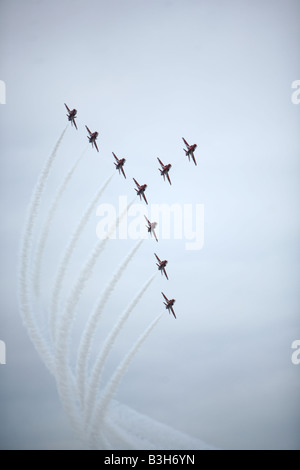 9 rote Pfeile fliegen in Formation auf der Bournemouth Air Show Stockfoto