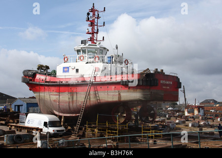 Ein fischender Trawler derzeit Wartungsarbeiten an einem Slipway am Grimsby Docks, Grimsby, England, U.K Stockfoto