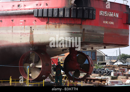 Eine Fischerei Trawler derzeit Wartungsarbeiten an Grimsby Docks, Grimsby, England, U.K Stockfoto