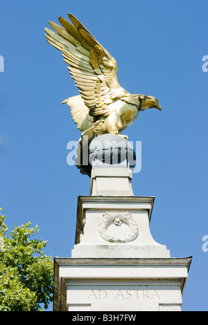 Steinadler auf RAF Denkmal Victoria Embankment London Stockfoto