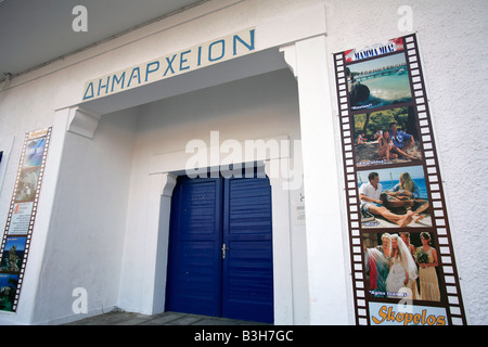 GRIECHENLAND SPORADEN SKOPELOS INSEL EIN PLAKAT VOR DEM RATHAUS MIT DEN STANDORTEN FÜR FILM MAMMA MIA Stockfoto