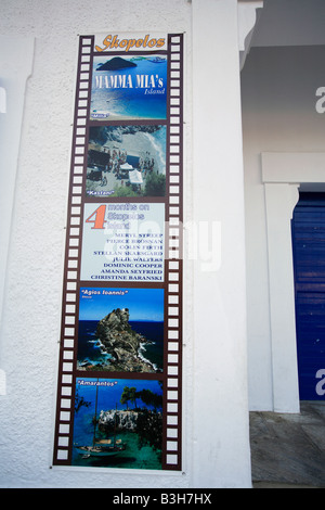 GRIECHENLAND SPORADEN SKOPELOS INSEL EIN PLAKAT VOR DEM RATHAUS MIT DEN STANDORTEN FÜR FILM MAMMA MIA Stockfoto