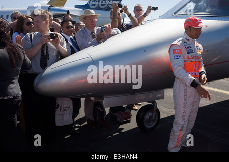 Formel 1-Fahrer Lewis Hamilton besucht Firmenveranstaltung in Farnborough Airshow mit Bombardier Learjet Flugzeugnase Stockfoto