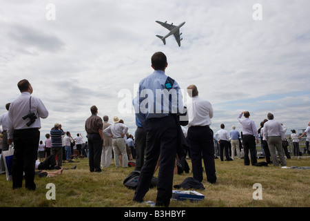 Ein Airbus A380 führt eine Steilkurve über männliche Zuschauer auf ein bewölkter Farnborough Air Show Stockfoto