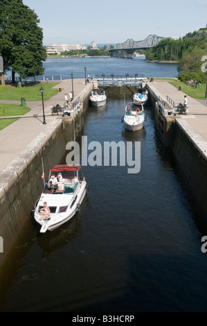 Die acht Ottawa Schleusen verbinden den Rideau-Kanal mit dem Ottawa-Fluss, der fast 25 Meter unten in Ottawa Ontario Kanada ist Stockfoto