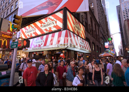 Ein Zweig der Times Square der T G I s Freitag-Restaurant-Kette Stockfoto