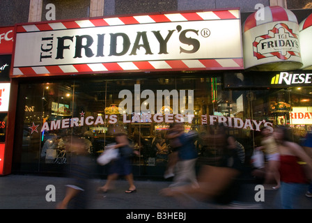 Ein Zweig der Times Square der T G I s Freitag-Restaurant-Kette Stockfoto