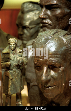 Haufen der kommunistischen Ära Büsten und Statuen in das Museum des Kommunismus in Prag, Tschechische Republik Stockfoto