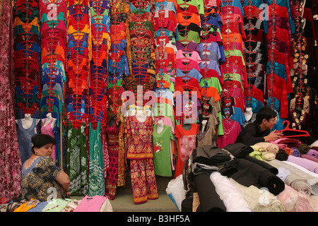 Verkäufer, die Kleidung auf dem Großmarkt in Urgentsch, Usbekistan Stockfoto