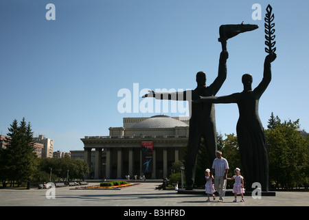 Sowjet-Ära Statuen am Leninplatz vor Novosibirsk Oper und Ballett-Theater in Nowosibirsk, Russland Stockfoto