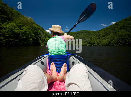 Eine junge Frau, Paddeln am Fluss Sioule (Puy de Dôme - Frankreich). Jeune Femme Pagayant Sur la Sioule (Puy de Dôme - Frankreich). Stockfoto