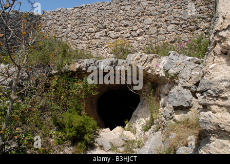 Eingang zum Höhlenwohnungen maurischen Wachturm Talaia De La Foradada, Sierra De La Forada, Provinz Alicante, Comunidad Valenciana, Stockfoto