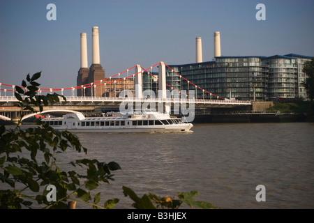 Chelsea Bridge, mit River Cruiser und Battersea Power Station Stockfoto