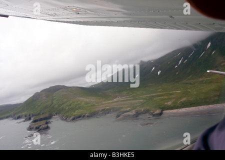 Flug Städtereise über die Küste von Katmai National Park in einer Cessna 207 kleinen Flugzeug. Stockfoto