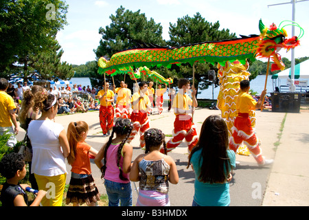 Asiatische Drachen Tänzer Pol Zeremonie vor aufmerksamen Zuhörern. Drachen-Festival Lake Phalen Park St. Paul Minnesota USA Stockfoto