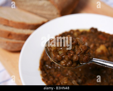 Einen Löffel Linsensuppe eine köstliche und gemeinsame Gericht zu Hause und manchmal in Tavernen in Griechenland Stockfoto