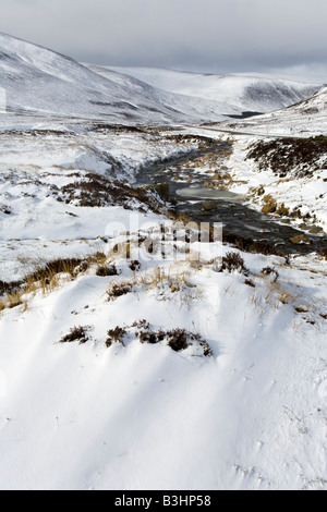 Schneewolken Absenken über Clunie Wasser in Glen Clunie, südlich von Braemar, Aberdeenshire, Schottland Stockfoto