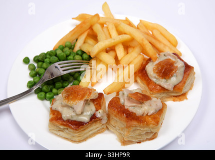 Eine köstliche Mahlzeit Türkei Sauce Vol au Vents serviert mit Erbsen gefüllt und französische gebratene Kartoffelchips Stockfoto