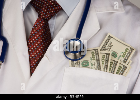 Dollar-Banknoten und stethoskop Stockfoto