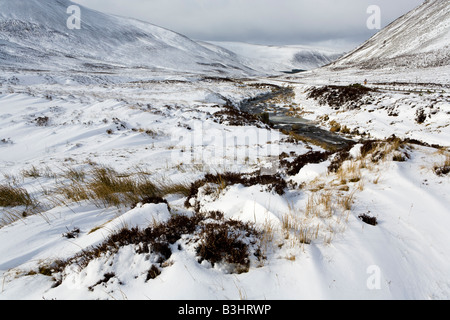 Schneewolken Absenken über Clunie Wasser in Glen Clunie, südlich von Braemar, Aberdeenshire, Schottland Stockfoto