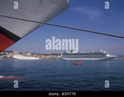 P & O (P und O) Cruise Lines Flaggschiff Ventura + Fähre unter den Bögen des Kreuzfahrtschiffes Aidadiva, Palma angesehen. Stockfoto