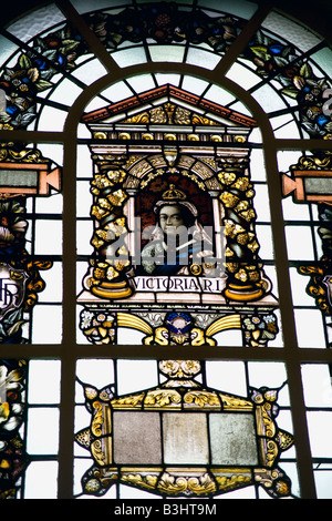 Glasfenster mit Königin Victoria befindet sich in der Belfast City Hall. Stockfoto