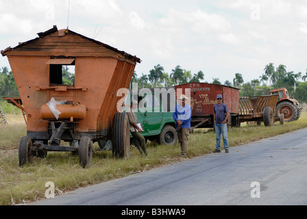 Ernte Arbeiter stehen in der Nähe von Fahrzeugen für Zuckerrohr Ernten Ciego de Avila Provinz Kuba April 2007 Stockfoto