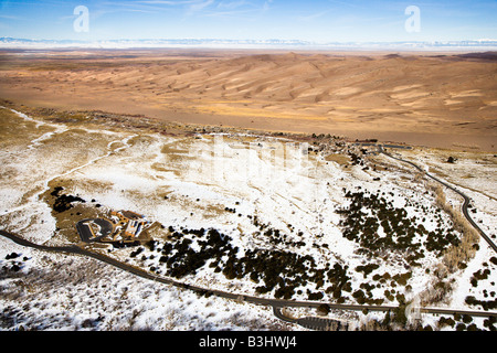 Aerial Landschaft mit verschneiten Ebenen und Dünen im Great Sand Dunes National Park Colorado Stockfoto