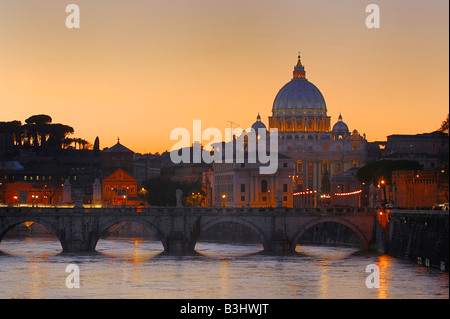 Die Basilika des Heiligen Petrus bei Sonnenuntergang, Rom, Italien Stockfoto
