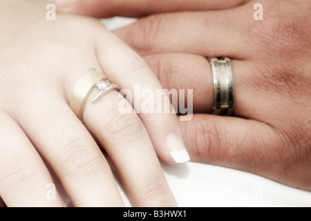 Romantische Bild der Hochzeit Ringe eines neuen jungen Erwachsenen Paares am Tag ihrer Hochzeit Stockfoto