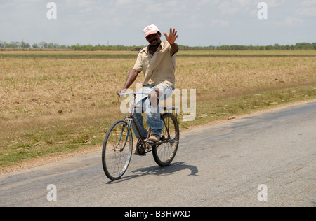 Freundliches winken kubanischen Mann auf einem Fahrrad Ciego de Avilla Provinz Kuba April 2007 Stockfoto
