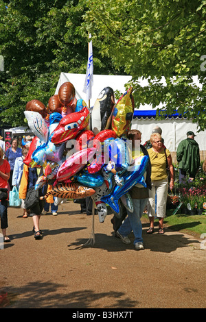 Ballon-Verkäufer bei Taunton Flower Show in Vivary Park, Somerset, England, UK Stockfoto