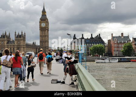 Dudelsackspieler unterhält Touristen auf Westminster Bridge, London Stockfoto